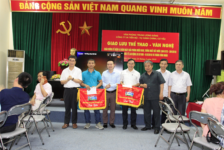 Công ty In Tiến Bộ giao lưu thể thao - văn nghệ với vụ hành chính - Cơ yếu