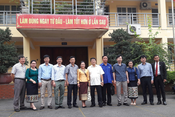 Đoàn đại biểu Cục Xuất bản & Thư viện Lào thăm Công ty In Tiến Bộ