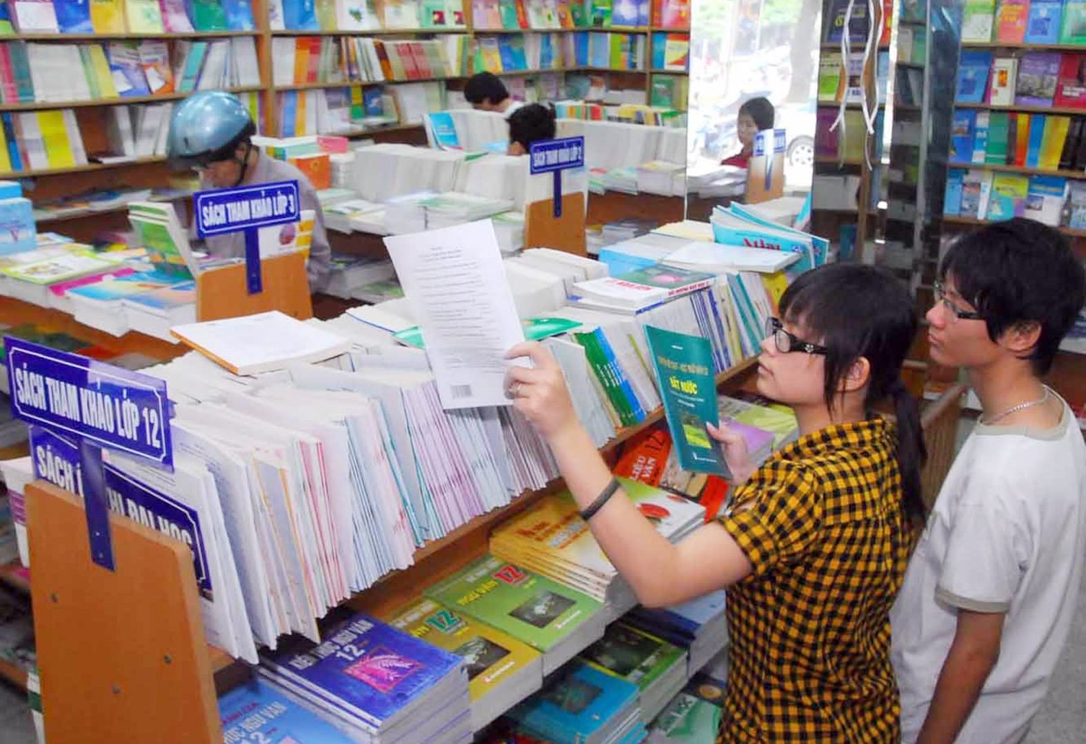 Tăng giá công in sách giáo dục .